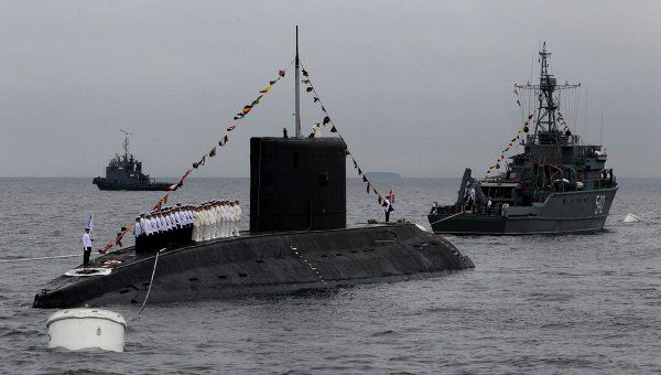 Флот пополнили три новейшие дизель-электрические подводные лодки проекта 636 "Варшавянка" и другая техника.