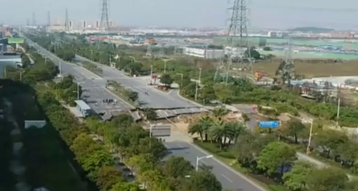 O autostradă cu 8 benzi s-a surpat în China: Morţi şi răniţi. Foto: Captură video