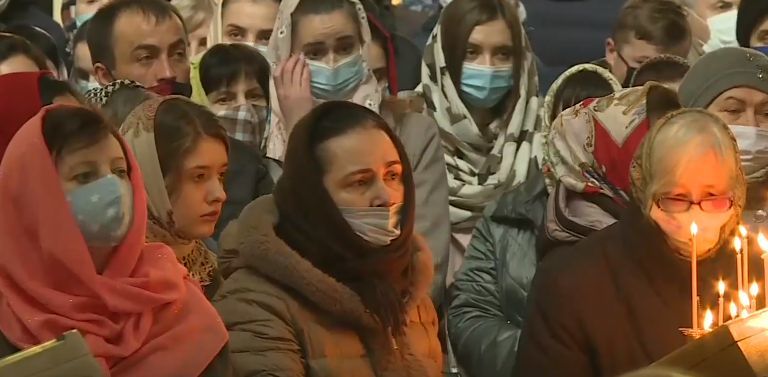 В соборе столицы при пандемии верующие собрались на причастие.