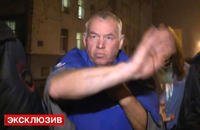 Снегоуборщик из Внуково прятал коньяк в термосе для чая.