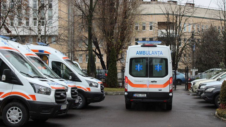 В столичном автосервисе мужчину придавило прицепом.