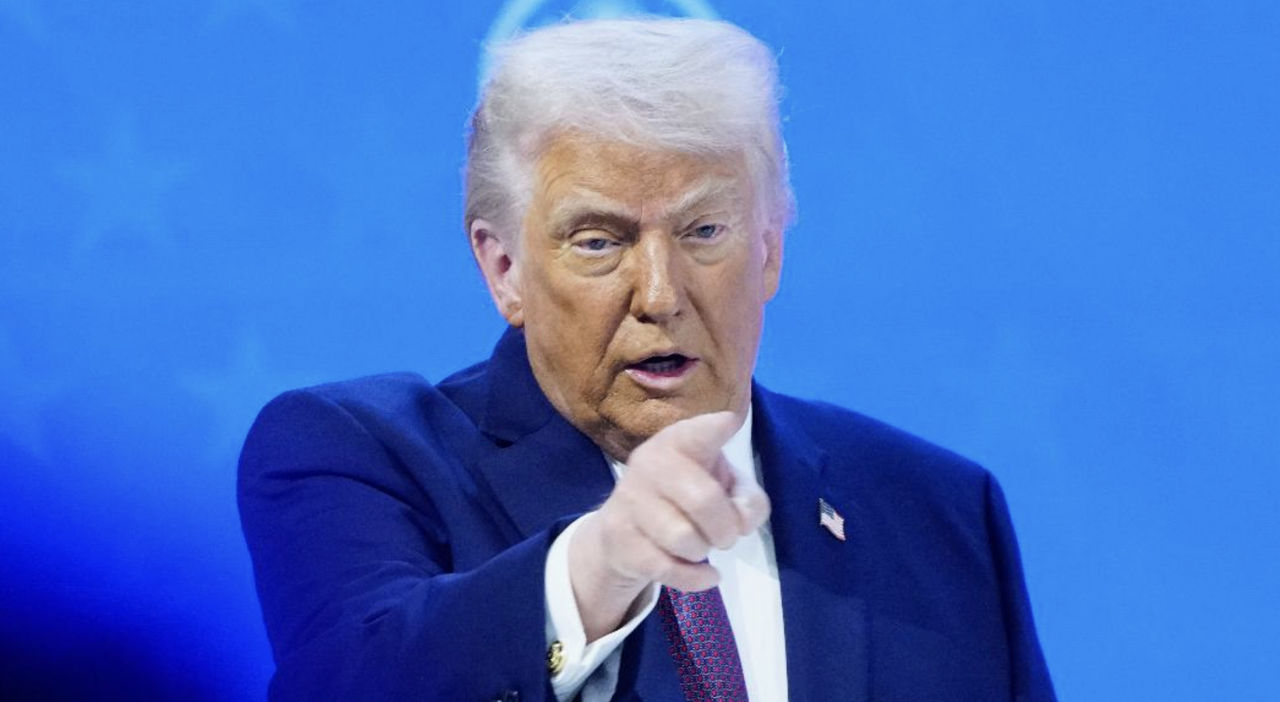 Трамп пригрозил Канаде пошлинами в 100% из-за сделки с Китаем.