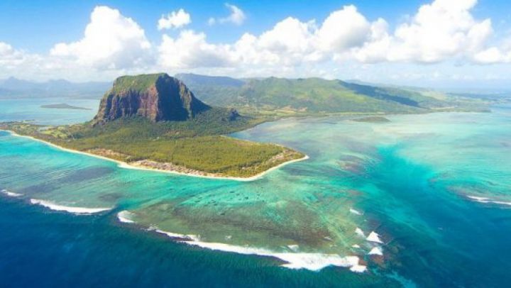 Erupţiile vulcanice şi activitatea tectonică au dus la fragmentarea continentului, iar masa de teren a fost îngropată sub lavă.