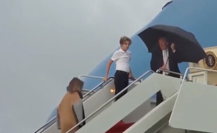 Трамп бросил жену и сына под дождем.