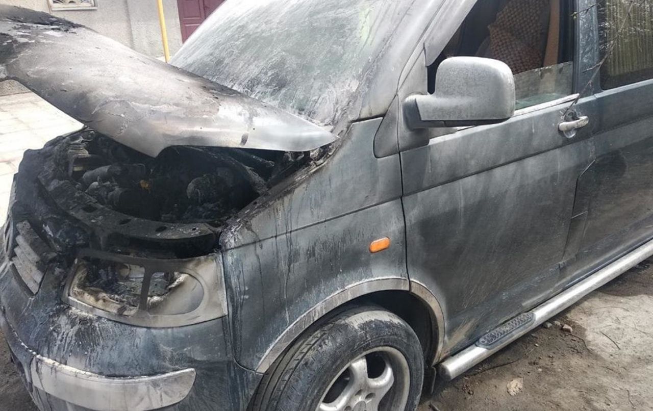 Сильно пострадала передняя часть микроавтобуса.