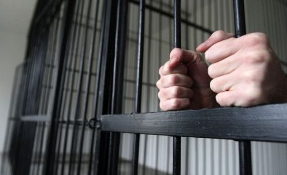 Un tânăr de 16 ani a fost reţinut în flagrant în momentul în care a încercat să arunce un pachet cu droguri peste edificiile de pază a penitenciarului de la Pruncul.