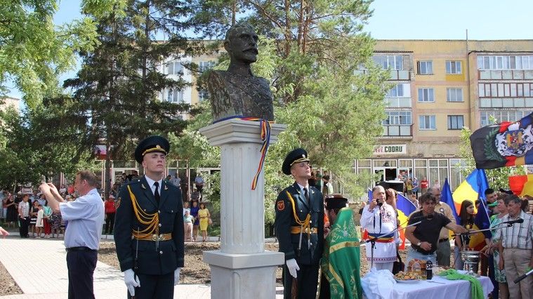 Bustul din Nisporeni al Regelui Ferdinand a fost vandalizat.