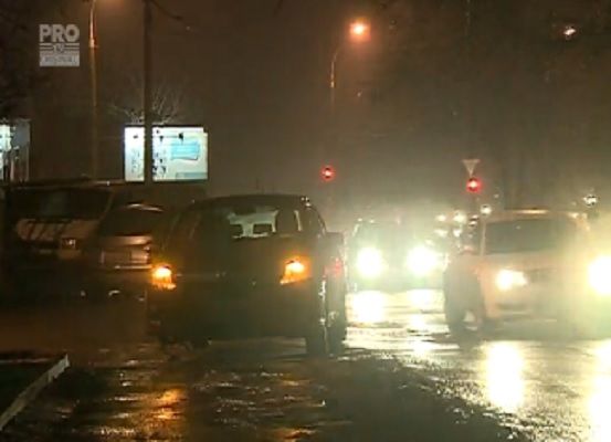 O groapa uriasa de pe strada Belinschi a trimis mai multi soferi la service-utile auto.