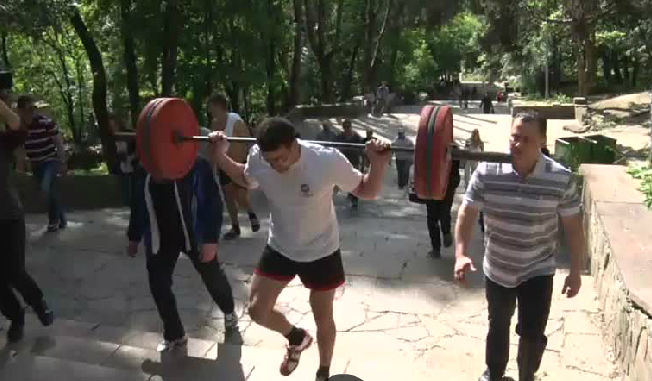 Чемпион мира поднялся со штангой по лестнице в столичном парке