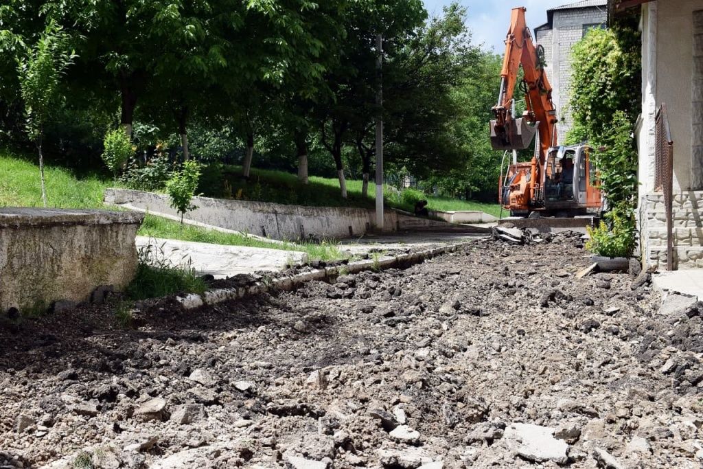 В Оргееве продолжается тотальный ремонт дворов многоэтажек.