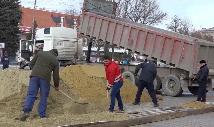 Люди более старшего поколения смотрят с восхищением и говорят, что каток в «Зимнем городке» очень нужен, особенно, для детей.