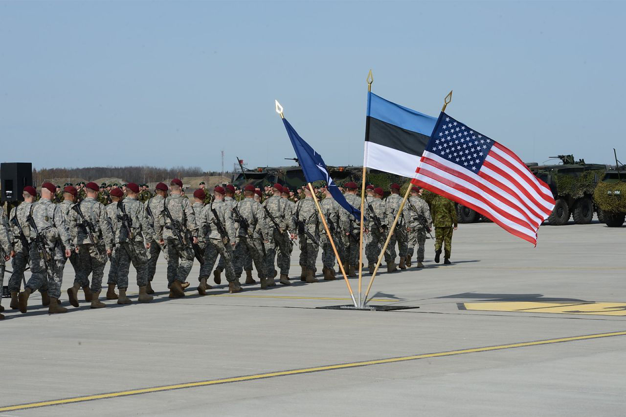 В Эстонии сообщили, что США направят в страну дополнительных военных и оружие.