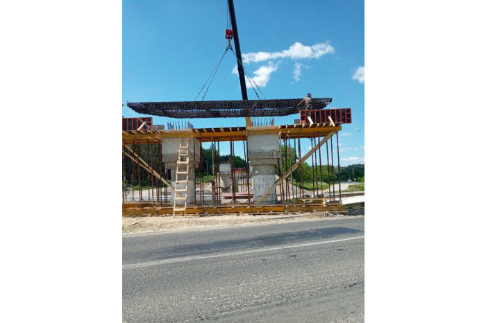 Продолжаются работы по восстановлению мостов в стране.