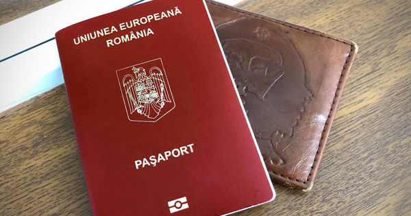 Власти хотят изменить цвет румынского паспорта, действительного в течение 10 лет, с вишневого на темно-красный.