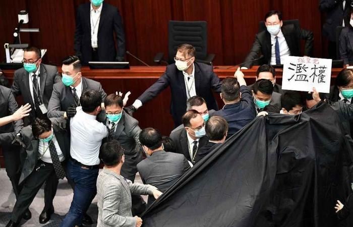 В Законодательном собрании Гонконга произошла потасовка.