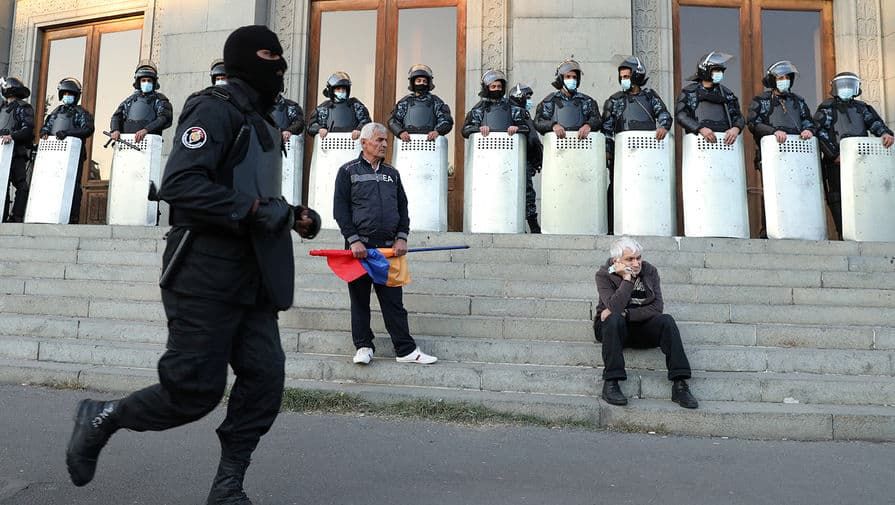 Протестующие перекрыли улицы в Ереване с требованием отставки Пашиняна.