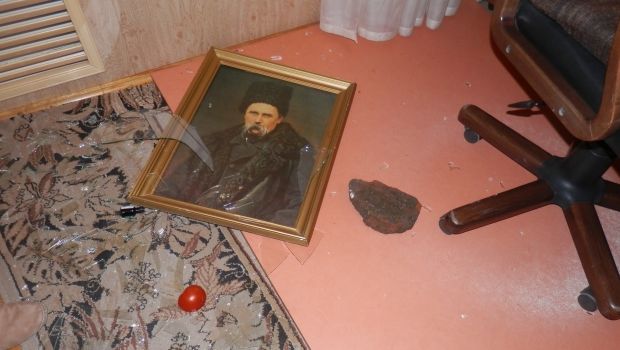 Судя по повреждениям здания, налетчики использовали биты и палки.