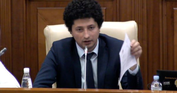 Мариан: Глава Агентства публичных услуг оказывает давление на подчиненных.