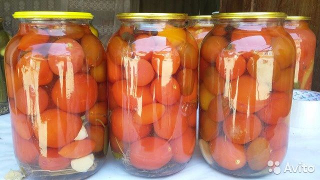 УОМС Ботаники планировало купить около 900 кг соленых огурцов и 3 000 кг помидор и капусты. Фото: avito.ru.