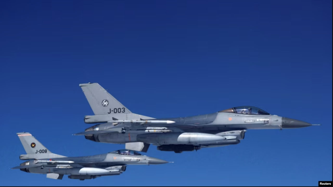 Истребители F-16 ВВС Нидерландов на учениях НАТО по защите воздушного пространства союзников.