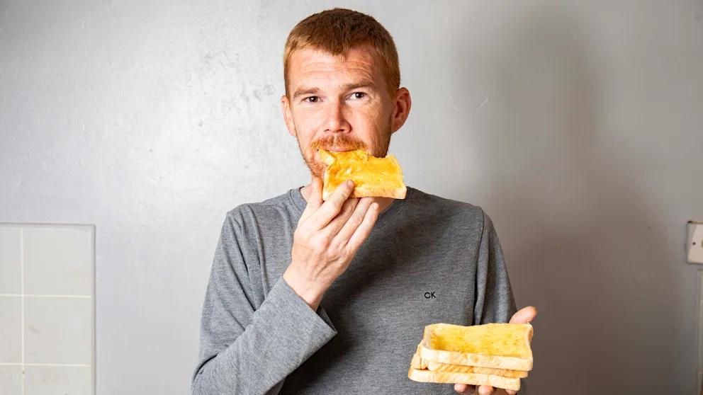 Un britanic cu o tulburare alimentară rară poate mânca doar pâine prăjită.