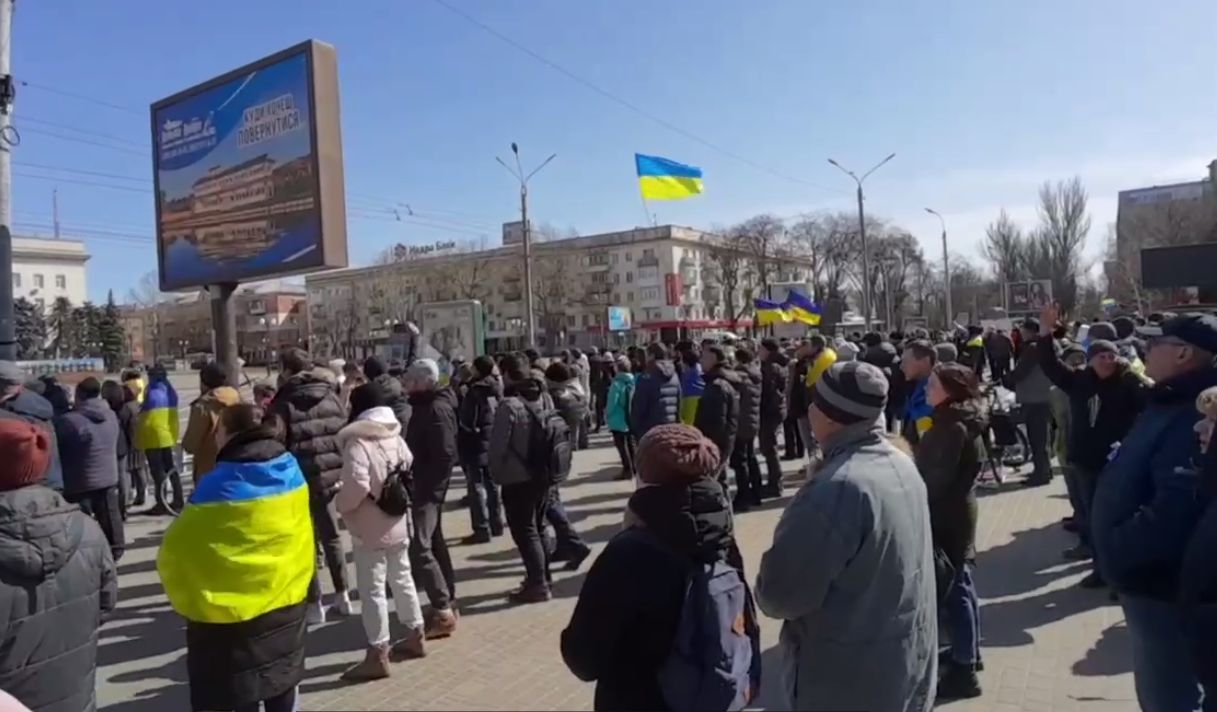 Украинцы вышли на митинги против российских войск в городах страны.