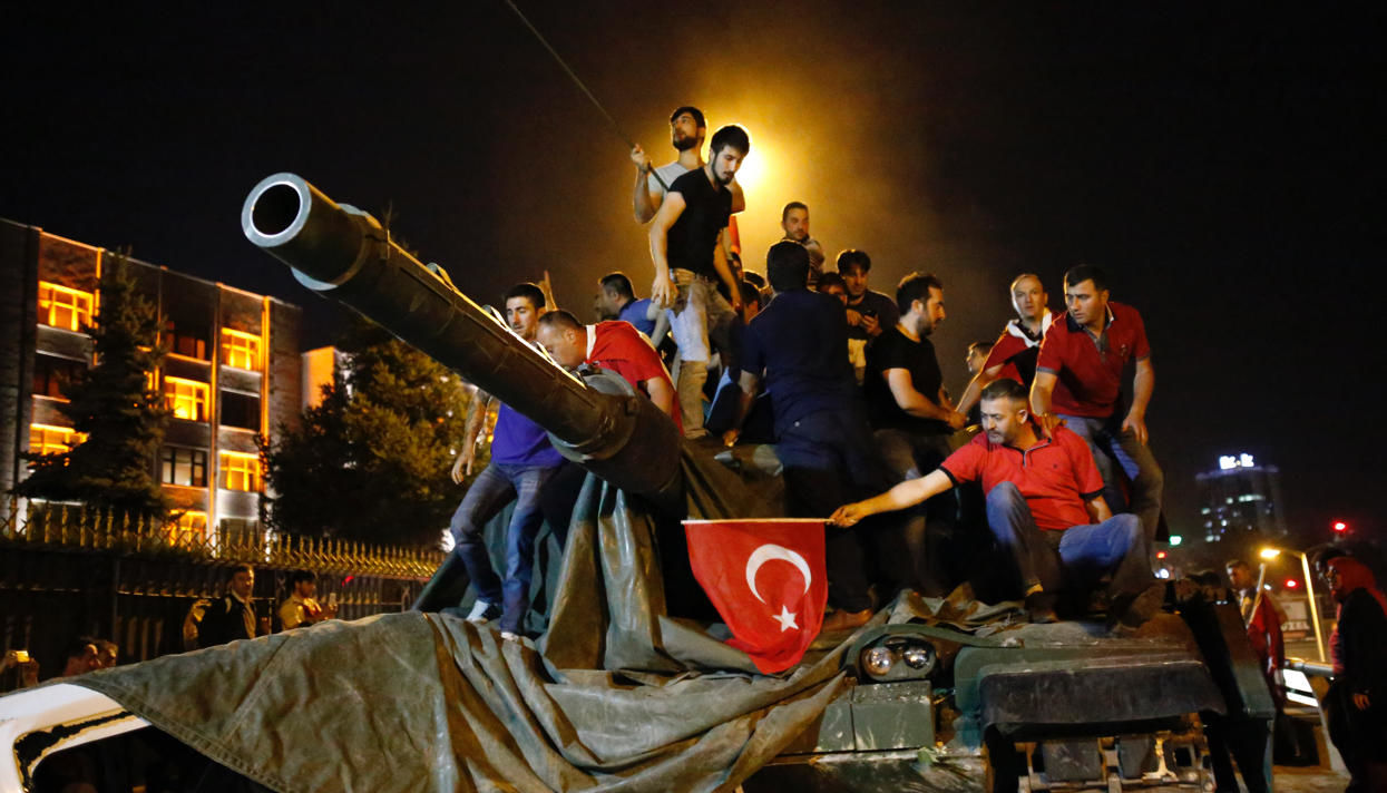 Erdogan le-a cerut oamenilor să iasă în stradă să protesteze față de ceea ce el spune că e o tentativă de lovitură de stat dată de o facțiune minoritară din cadrul armatei.