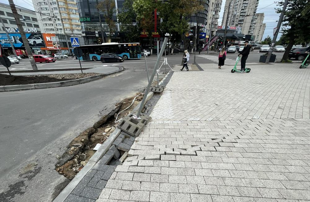 В Кишиневе после дождей стал разрушаться недавно вымощенный тротуар