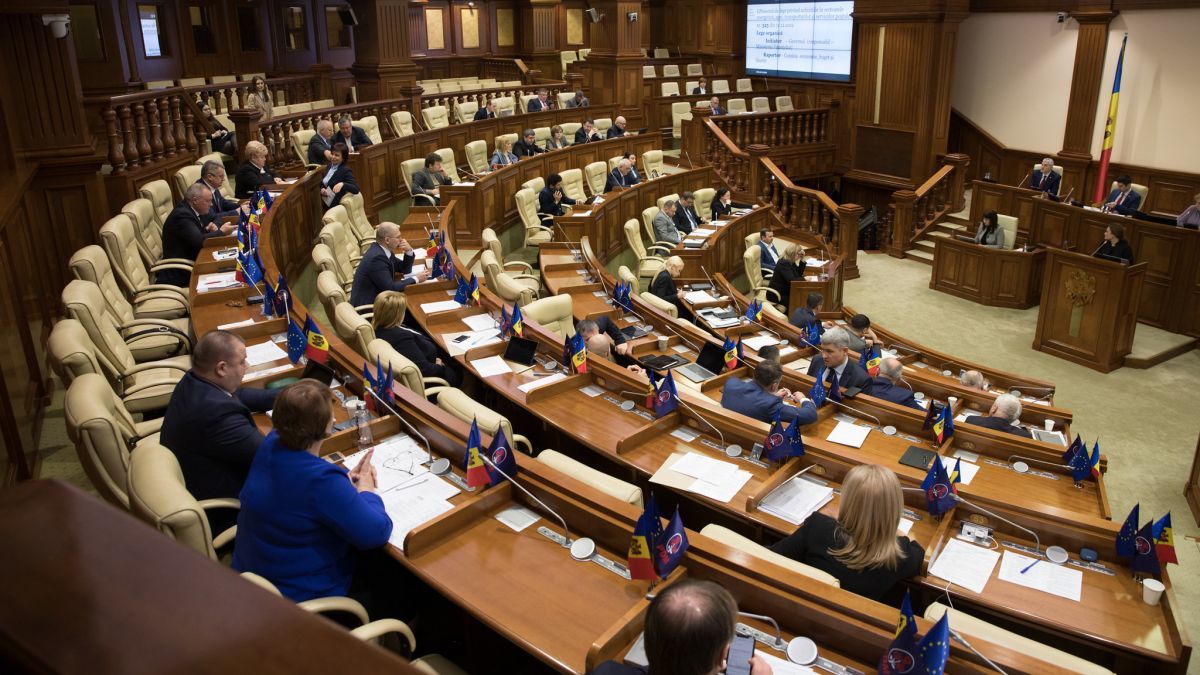Депутаты Pentru Moldova и "Шор" покинули заседание парламента.