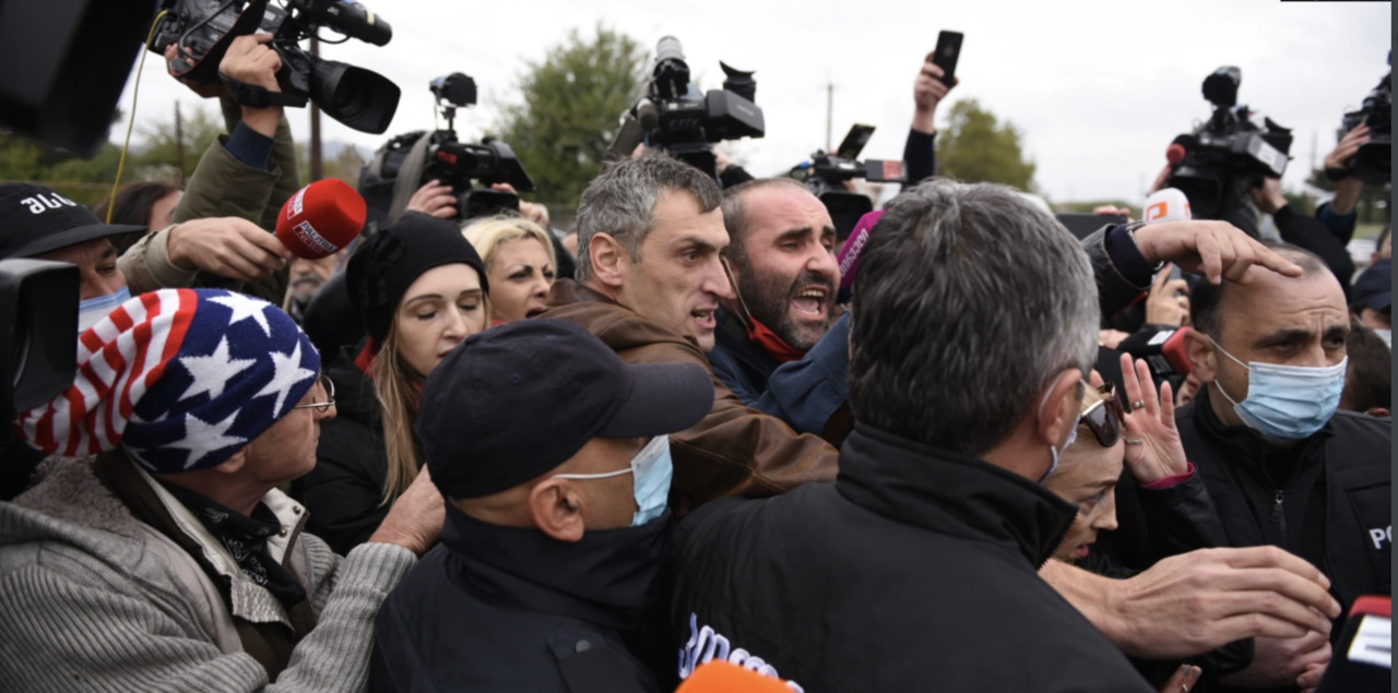 Протест сторонников Саакашвили у руставской тюрьмы перерос в столкновения.
