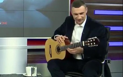 Политик сыграл на гитаре, которую не брал в руки 20 лет.