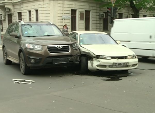 Mai mulți șoferi au fost reținuți de poliţişti după ce, în urma accidentelor, au părăsit locul faptei. Foto: protv.md
