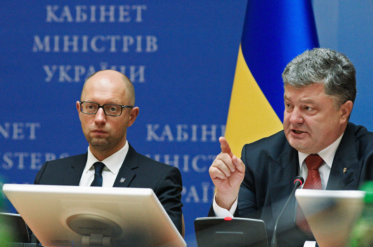 "Народный фронт" обвинил Порошенко в свержении правительства Яценюка.