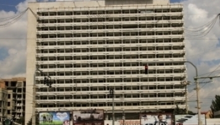 Zeci de poliţişti şi salvatori au împânzit zona, iar la faţa locului a fost adusă o autoscară. Într-un final, băiatul a fost convins să coboare.