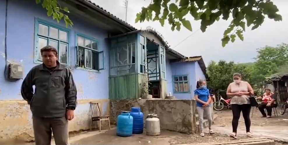 Отец найденного в винограднике младенца намерен вернуть всех детей домой.