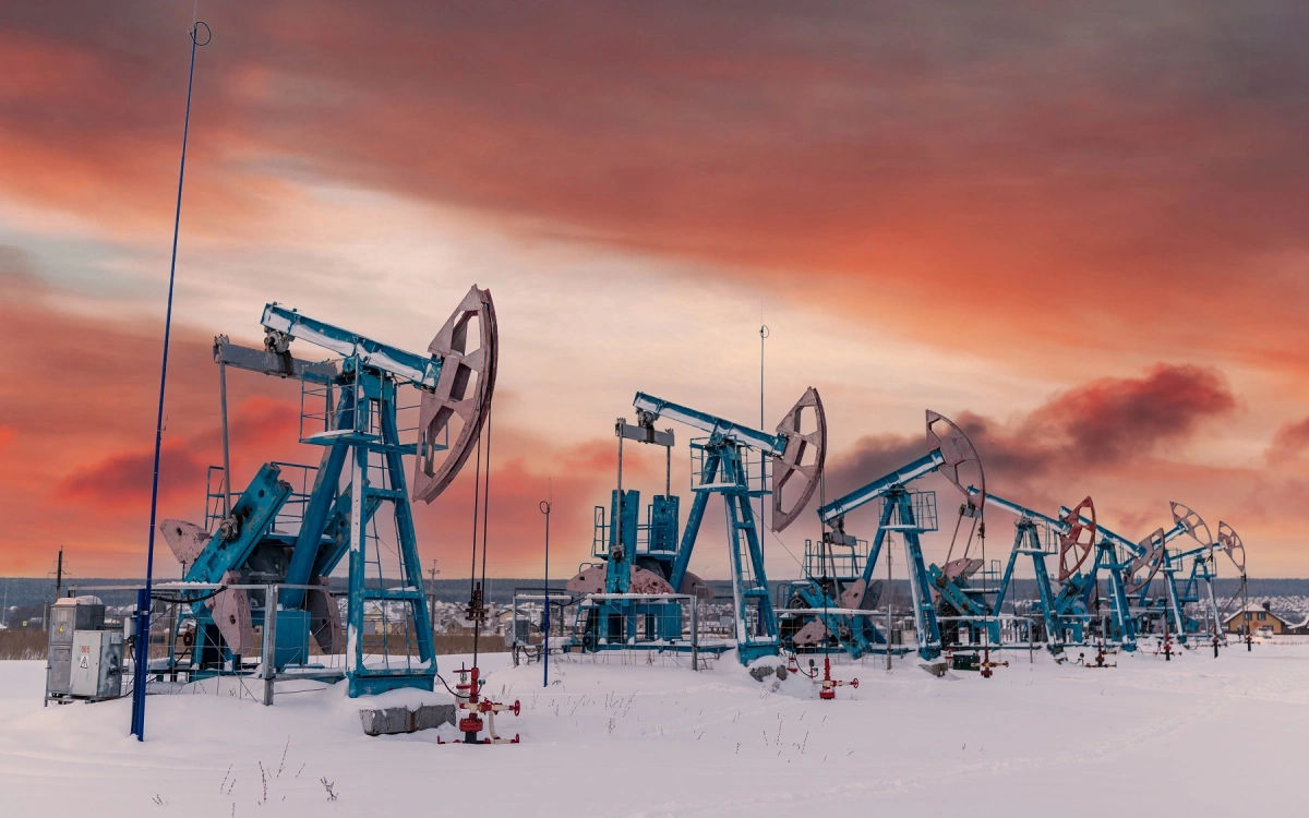Россия потратила на обход нефтяного потолка $11 миллиардов за год.