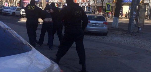 Patru persoane au fost reținute cu puțin timp în urmă de angajații SIS. Foto: deschide.md