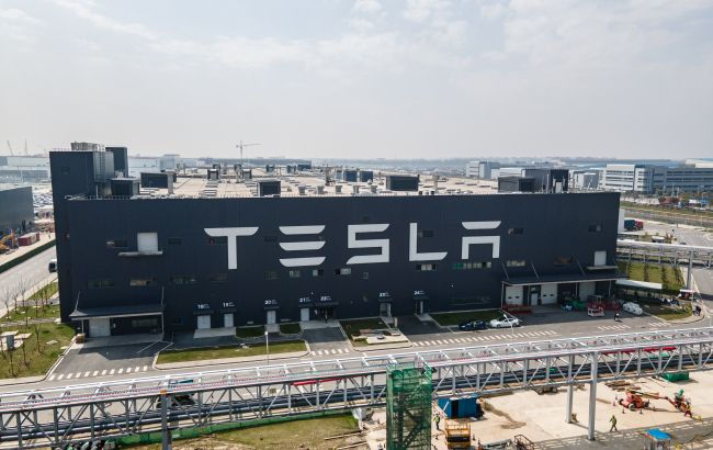 Робот Tesla напал на инженера компании и ранил его.