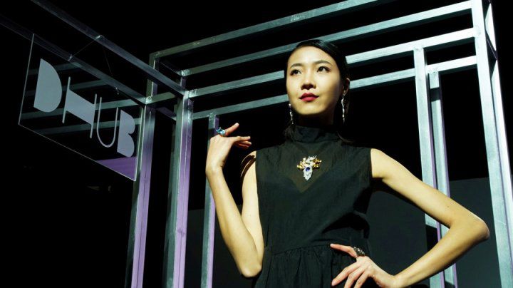Săptămâna modei în China: Modele cu rochii din mătase și fire de aur
