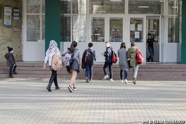 Между весенними каникулами и зимними семестр продлился полтора месяца.
