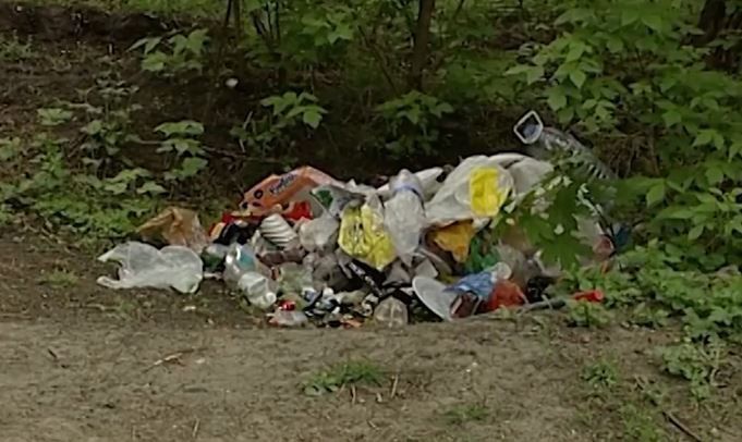 После праздников парки Кишинева заполнены мусором.