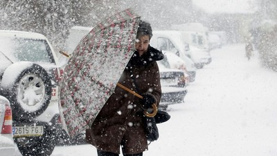 На подъездах к ущелью Пасул Тихуца полицейские останавливали все автомобили.  Дорожные службы приступили к расчистке дорог.