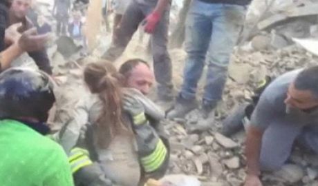 O fetiță de 10 ani, scoasă de sub dărămături după 17 ore de la cutremurul din Italia. Foto: jurnal.md