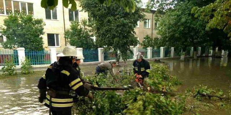 На Украине из-за непогоды без света остались почти 90 поселений.