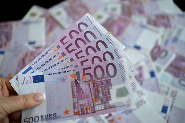 În anul 2015, salariul de bază (basic salary) plătit Președintelui BCE a fost de 385.860 euro.