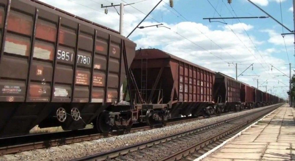 Под Одессой девушку ударило током на крыше поезда во время селфи.