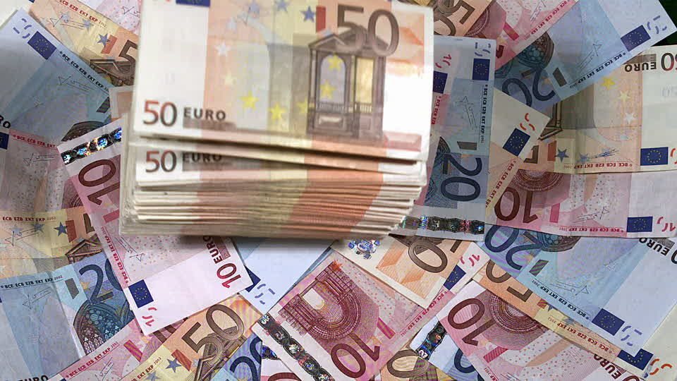 Guvernul italian oferă tinerilor care împlinesc 18 ani 500 de euro ca să îşi cumpere cărţi.