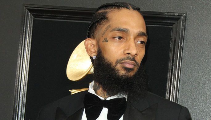 Рэпер Nipsey Hussle был застрелен в воскресенье в Лос-Анджелесе в принадлежавшем ему магазине одежды.