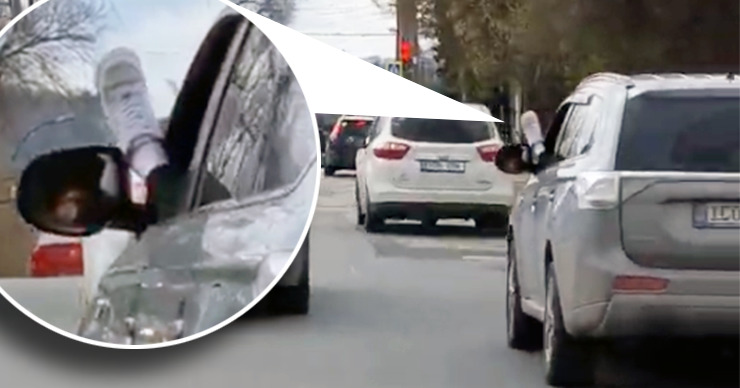 В Кишиневе водитель управлял автомобилем, высунув ногу в окно. Коллаж: Point.md