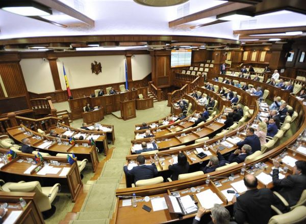 Lista celor 74 de deputați care au votat sistemul electoral mixt. Foto: protv.md
